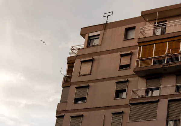 Bâtiment Rue Urbaine Vieux Sale Avec Ciel — Photo