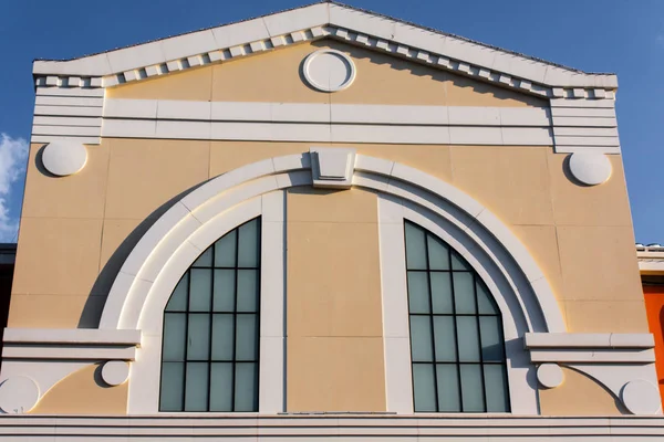 Antik Bina sarı duvarlı--dan pencere eşiği. Önden görünüm ateş.