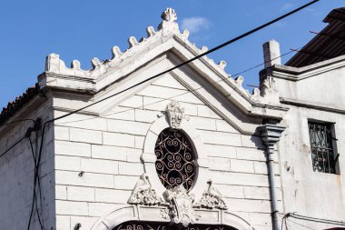 Bina, iyi şekilli beyaz tuğla ve Gotik tarzı penceresi kullanılan taş duvar bir köşe ateş.