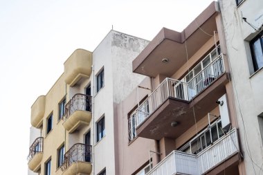 bir köşeden eski bir daire. Bina eski ve pis duvar var. mimari kullanım için iyi.