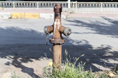 Eski bir su musluğu Street. onun kaba ve kahverengi renkli.