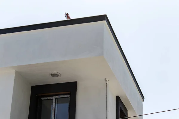 bir ateş kentsel bir sokaktan almıştır. resmi bir binanın köşesinden içeren.