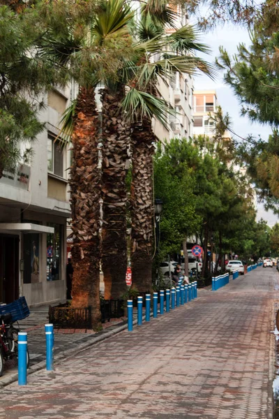 İzmir/Türkiye 'den dar bir cadde. Orada iyi yumuşak renkler, ağaçlar ve bazı araçlar görünümünde.