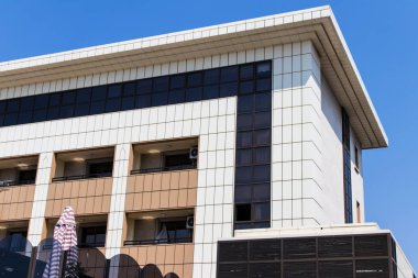 bir bina köşe görünümden. İzmir alınan bu mimari ateş.