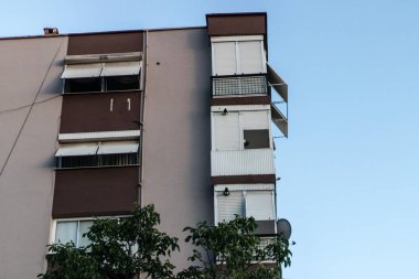 bir bina köşe görünümden. İzmir alınan bu mimari ateş.