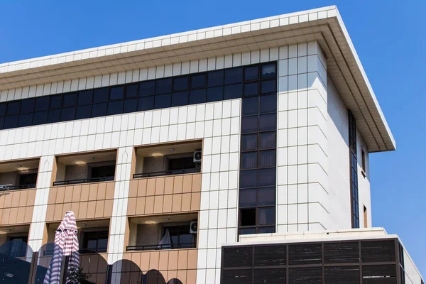 bir bina köşe görünümden. İzmir alınan bu mimari ateş.