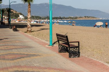 plaj ve deniz güneşli gün yakın bir Bank.