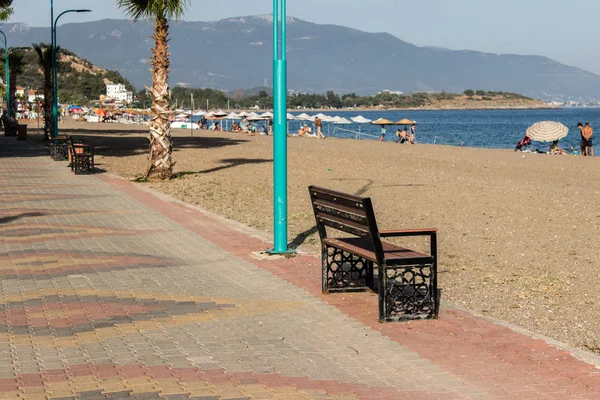 plaj ve deniz güneşli gün yakın bir Bank.