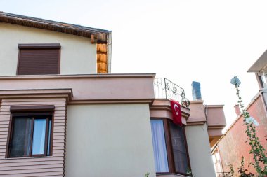 Köşe çekim eski Binası - windows ve Türk bayrağı. izmir/Türkiye fotoğraf aldı.