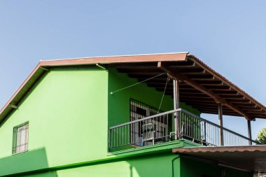 eski bir yeşil ev perspektif ateş. izmir/Türkiye fotoğraf aldı.