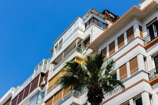 bazı yeni binalar bir perspektif ateş. izmir/Türkiye fotoğraf aldı.