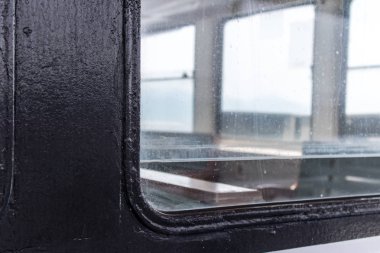 bir köşeden bir teknede metal bir pencere. Ayrıca iyi yansıma olduğunu.