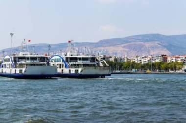 iki gemi ve cityview alsancak/İzmir. Ayrıca dağ manzarası.
