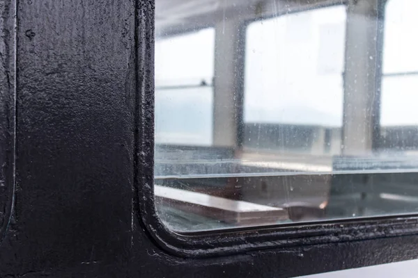 bir köşeden bir teknede metal bir pencere. Ayrıca iyi yansıma olduğunu.