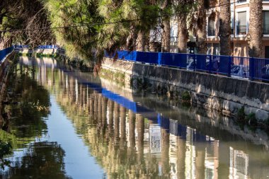 iyi bir seyir şehrin ortasında tahammül. yansımaları çok iyi görünüyor. izmir/Türkiye fotoğraf aldı.