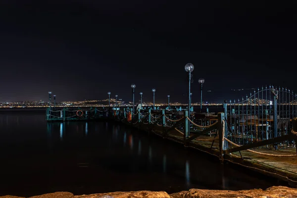 Nacht Schieten Van Een Schattig Pier Met Stoelen Tafels Foto — Stockfoto