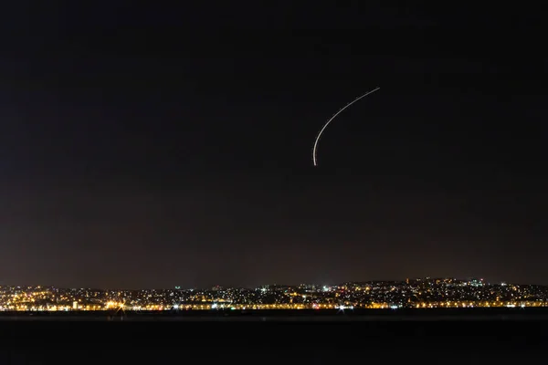 gece çekimi uzak kıyıdan - uçak yapılan gökyüzü, beyaz çizgi. izmir/Türkiye fotoğraf aldı.