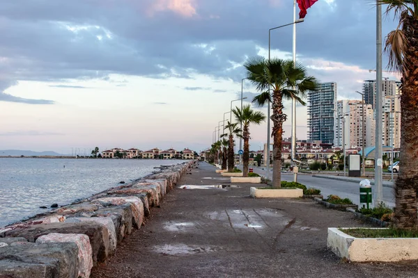 iyi görünümlü bir yalı, sabah erken geniş çekiminden. izmir/Türkiye fotoğraf aldı.