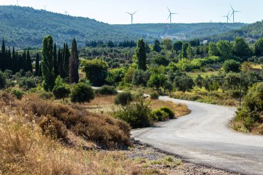 beyaz renkli baskın bir dağ yolundan bir geniş açılı manzara çekimi.