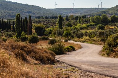 geniş bir manzara ateş bir dağ yoldan açılı. izmir/Türkiye fotoğraf aldı.
