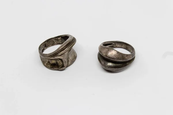 Anéis de prata em forma estranha antiga — Fotografia de Stock