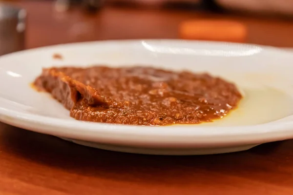 Крупный план красного соуса с острым перцем и тарелкой — стоковое фото