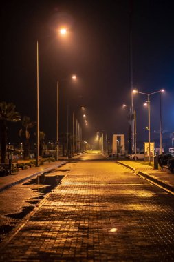 bir sahil yolundan iyi görünümlü ateş - ci altında ıslak taş yol