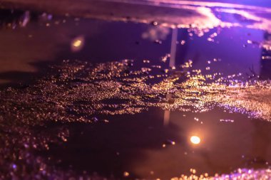 ilginç yıldırım ile yolda bir gölet var