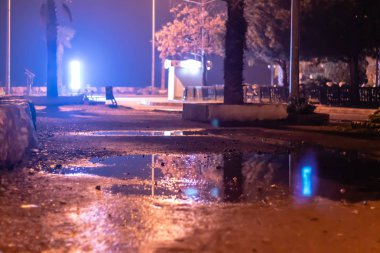 ilginç yıldırımlı ıslak taş sahil yolu