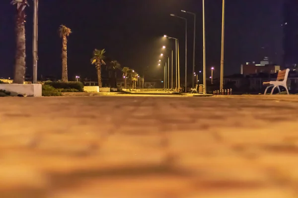iyi görünümlü bulanıklıklar ile sahil yolundan bir çömelmiş gece çekimi