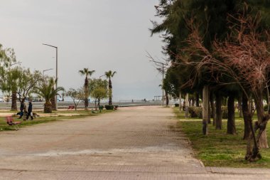 izmir'de yeşil bir parktan bir manzara