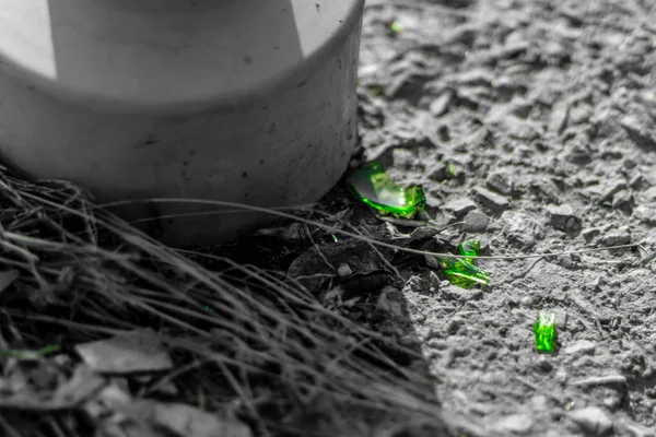 Gros plan pousse de morceaux de verre brisé sur le sol en pierre — Photo