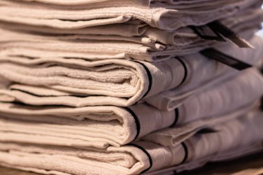 beyaz bir havlu yığınından yan ateş