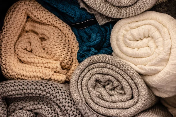 Съемка крупным планом с красивых рулонов льняных полотенец - пастельного цвета — стоковое фото