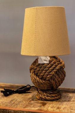 üzerinde etiket ile iyi görünümlü vintage gece lambası