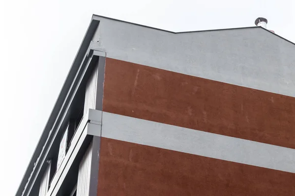 Un coin d'un bâtiment moderne avec des briques rouges - backgrou blanc — Photo