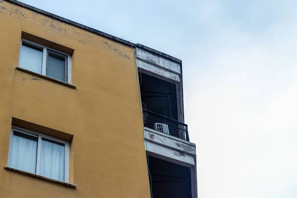 Une pousse d'angle d'un vieux bâtiment jaune — Photo