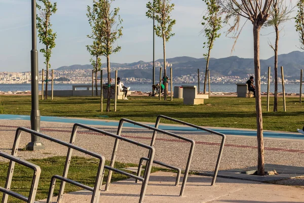 bir ege kıyısından geniş bir yeşil park sahnesi
