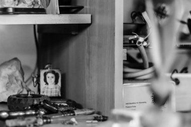 siyah beyaz bir portre - bulanık ön planda ve bir o