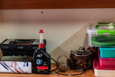 sevimli bir tamirci raf - alet kutusu ve gres var