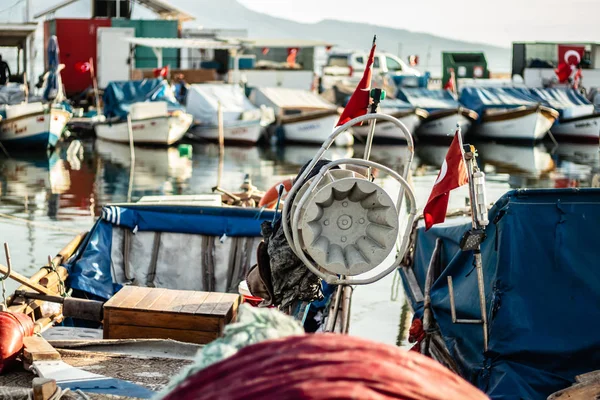 bir balıkçı koyundan dar bir ateş - bazı tekneler ve tu var