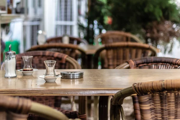 Ein Shooting aus einem Café gibt es ein paar traditionelle Teegläser und wo — Stockfoto