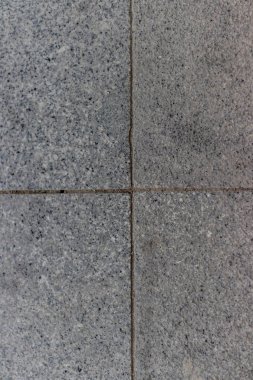 gri sivri ve kirli kaldırım taş kare parçaları ile ortalanmış 