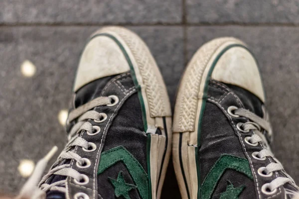 üzerinde yeşil yıldız ve galler ile eski converse all-star ayakkabı