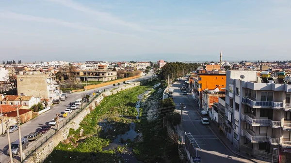 Pastel renkleri olan küçük bir kasabadan güzel bir hava atışı. Bir yol ve dere var. Fotoğraf Aydin / Hindi 'de çekildi.