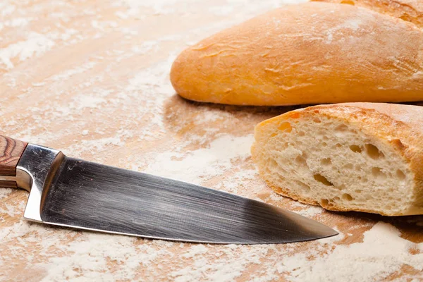 Baguette Artisanale Tranchée Couteau Sur Table Bois Recouverte Farine — Photo