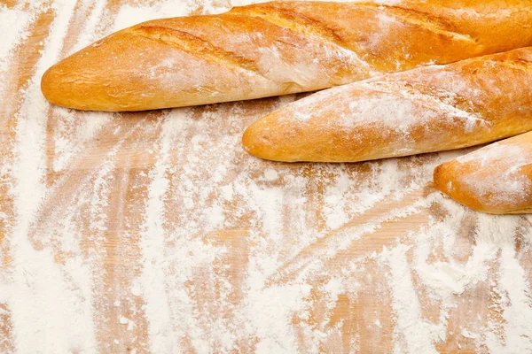 Baguettes Artisanales Fraîchement Cuites Sur Fond Bois Recouvert Farine — Photo