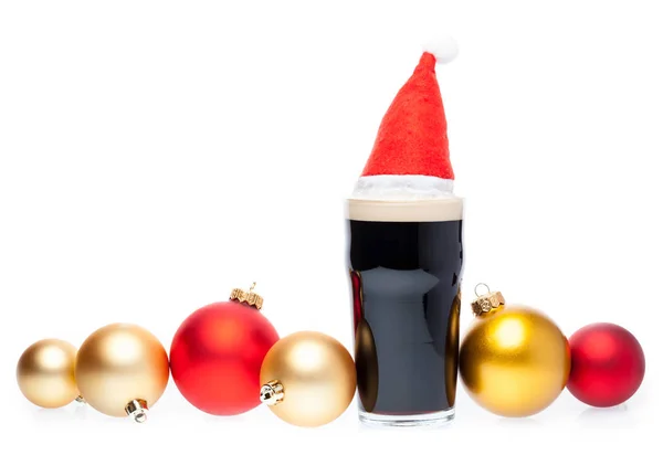 Birra alla birra scura in vetro pinta con cappello rosso di Natale e Natale — Foto Stock