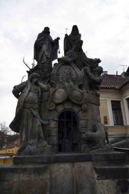 Charles Köprüsü'nde antik heykel (Karluv en)-ünlü tarihi köprü Prag, Çek Cumhuriyeti