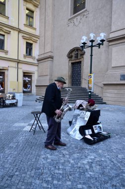 Prague, Çek Cumhuriyeti - Şubat 16,2016: sokak müzisyen Karlov Bridge, Prague, Çek Cumhuriyeti